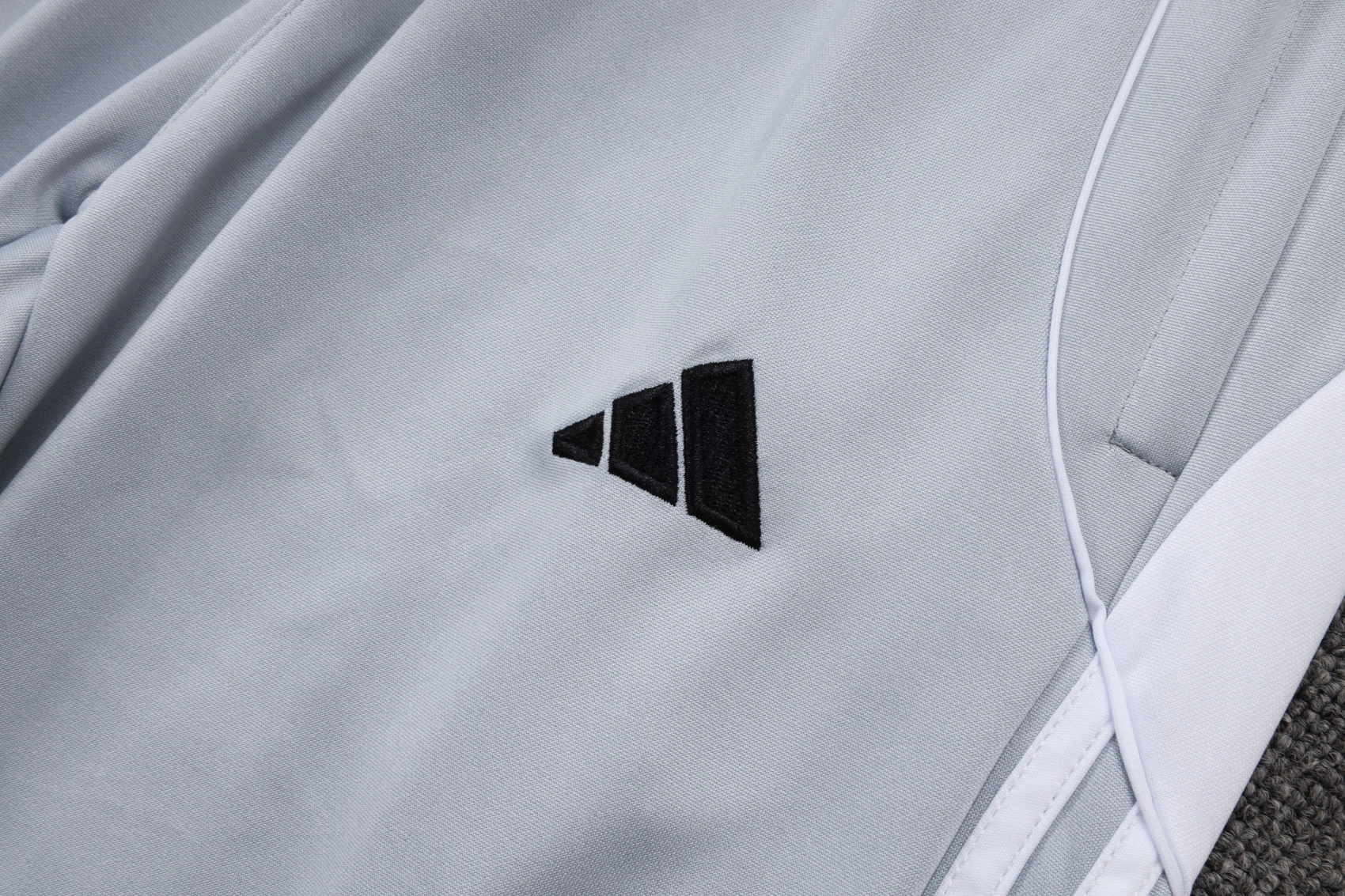 Real Madrid Training Kit (Sweatshirt+Pants) White 2025/26 - Image 4