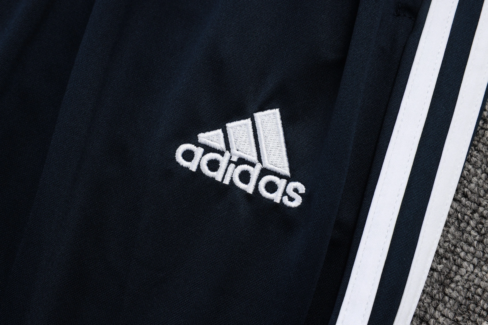 Real Madrid Training Kit (Sweatshirt+Pants) Cyan 2025/26 - Image 3