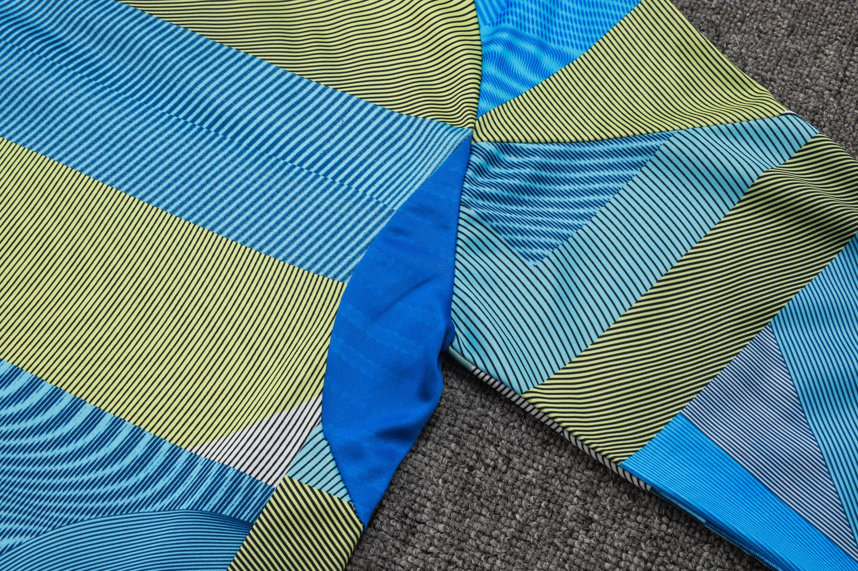 Real Madrid Training Kit (Sweatshirt+Pants) Green 2025/26 - Image 3