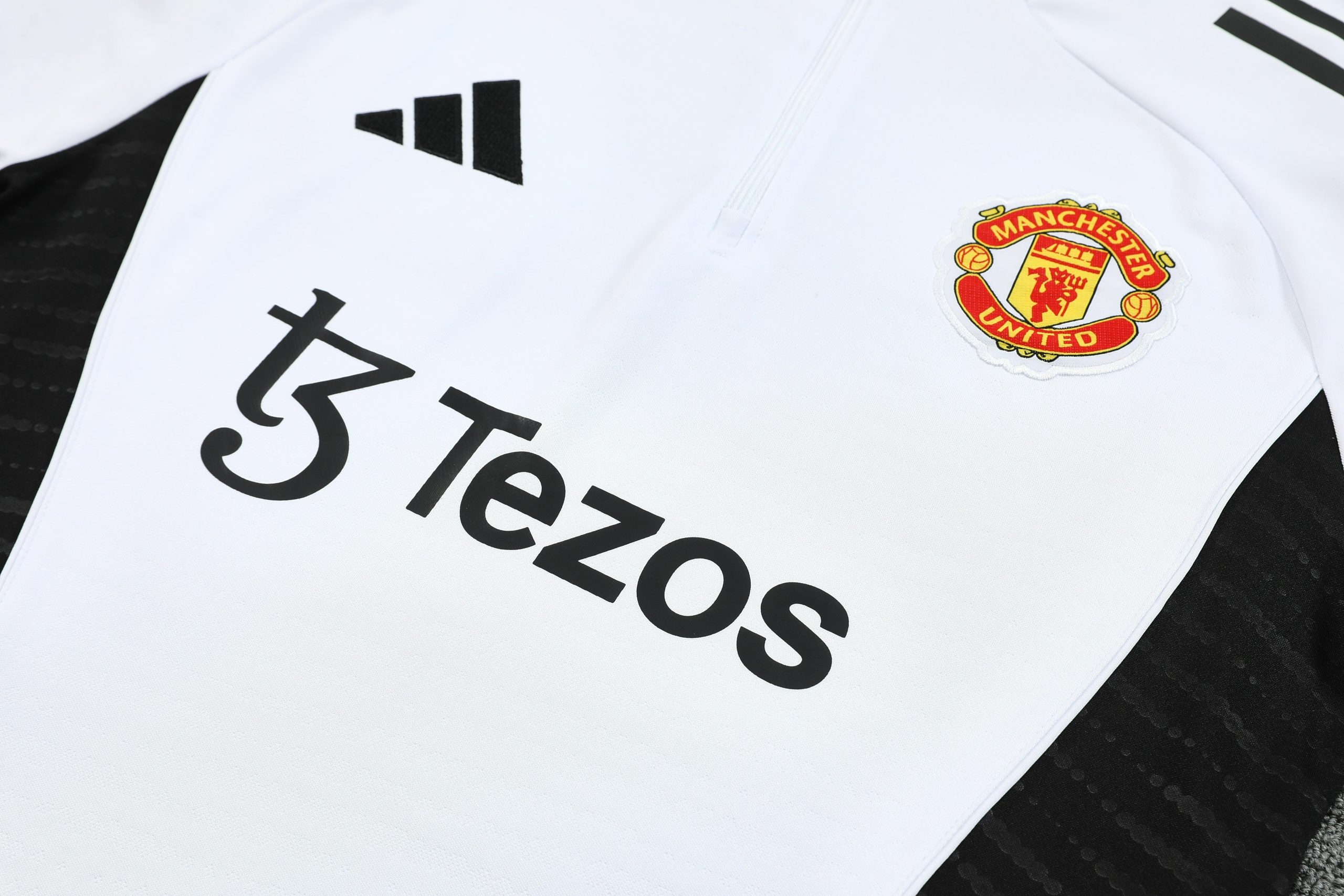 Kids Manchester United Training Kit (Sweatshirt+Pants) White 2025/26 - Image 5