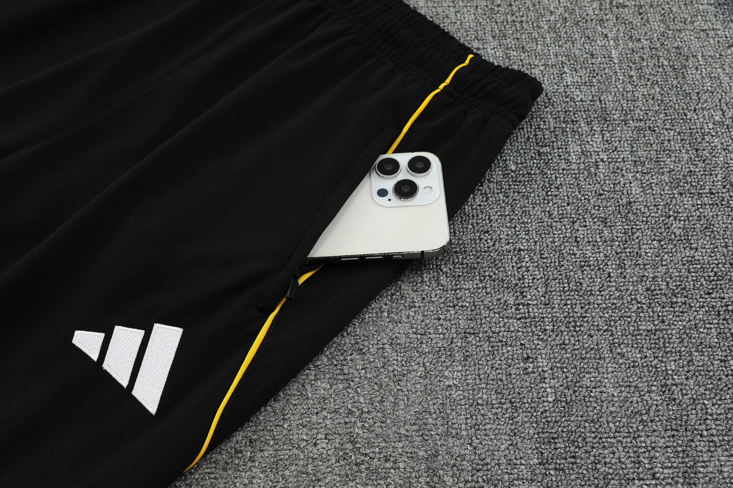 Real Madrid Training Kit (Sweatshirt+Pants) Black 2025/26 - Player Version - Image 3