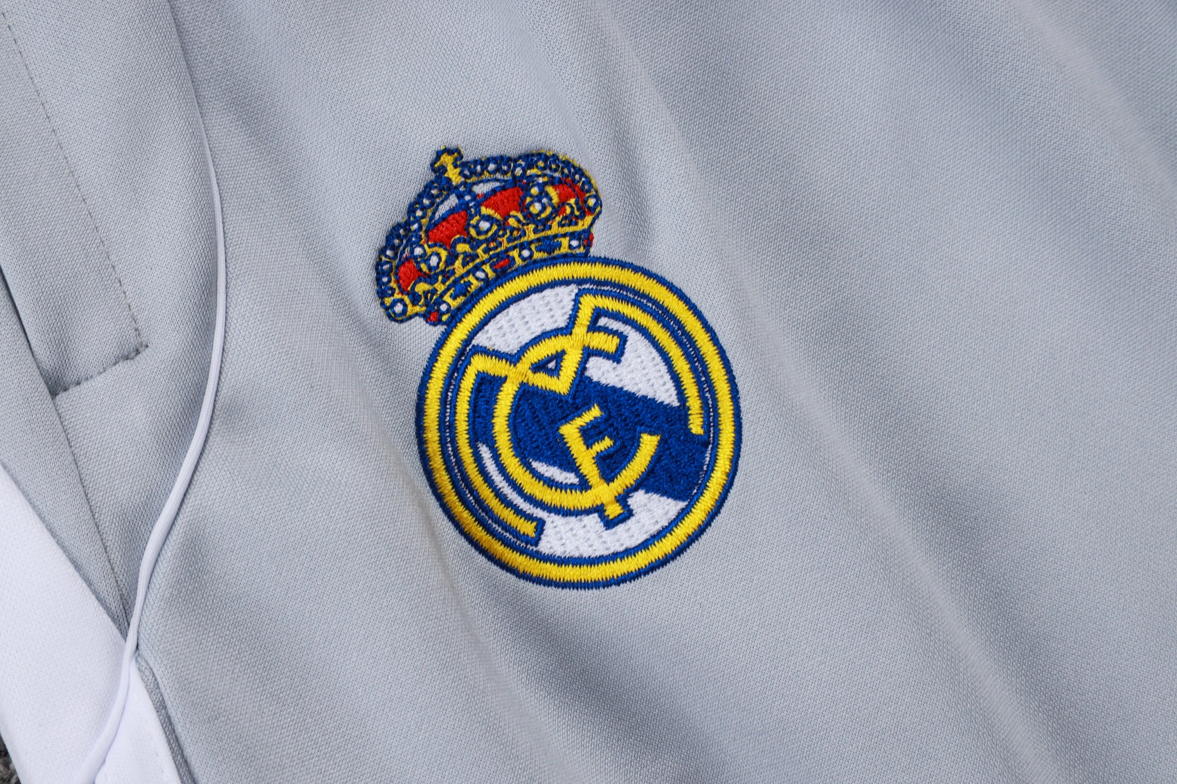 Real Madrid Training Kit (Sweatshirt+Pants) White 2025/26 - Image 3