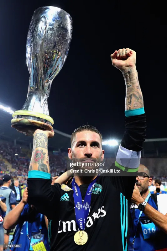 Real Madrid Retro Jersey Away Long Sleeve Soccer Shirt 2017/18 - Image 6