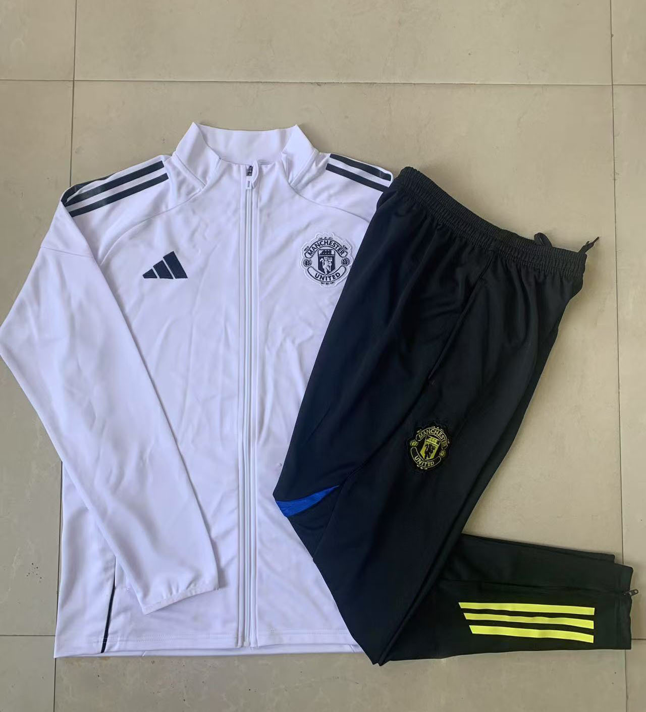 Kids Manchester United Training Kit (Jacket+Pants) White 2025/26 - Image 2