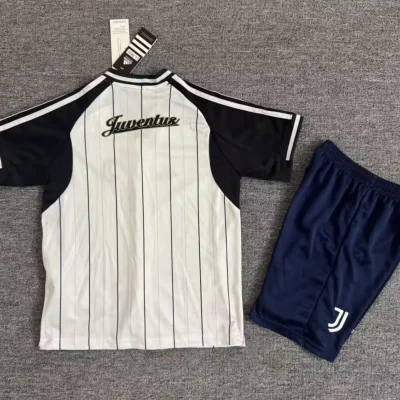 Alternative view of Juventus x US Pack Baseball Kids Kit Jersey+Shorts 2025/26