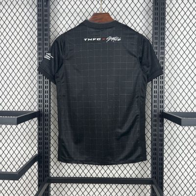 Alternative view of Tottenham Hotspur Football Jersey THFC x Stray Kids Special Edition Shirt 2025/26